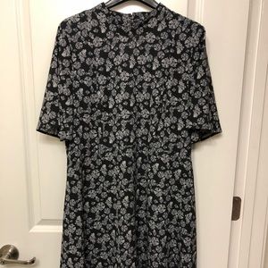 BRAND NEW| H&M BLACK SHORT SLEEVES PATTERN DRESS